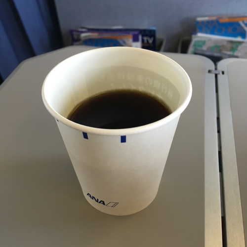 ANA の機内サービスのコーヒーを飲みました
